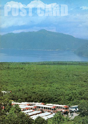樽前山中腹と支笏湖