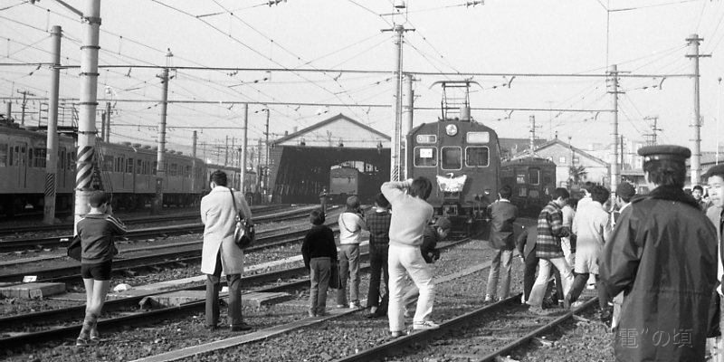 �\����1��