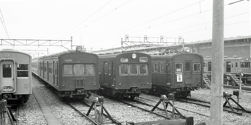 �\����1��