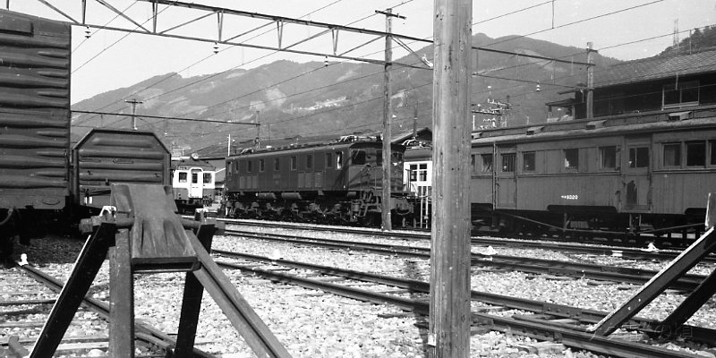 �\����1��