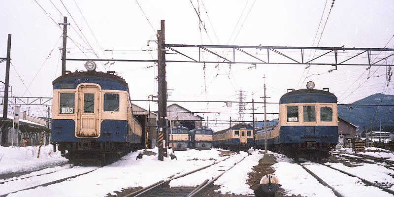 �\����1��