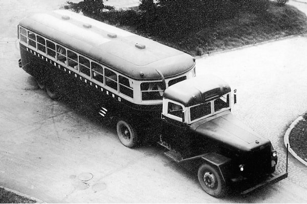 �g���[���[�o�X