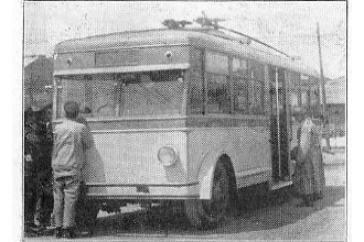 ���{���q